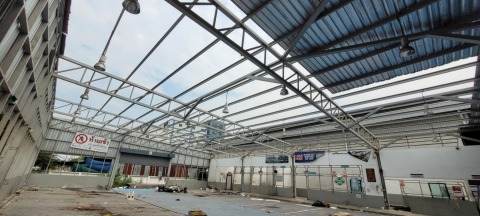 รื้อถอนหลังคาอาคาร